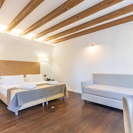 Hotel Raphael